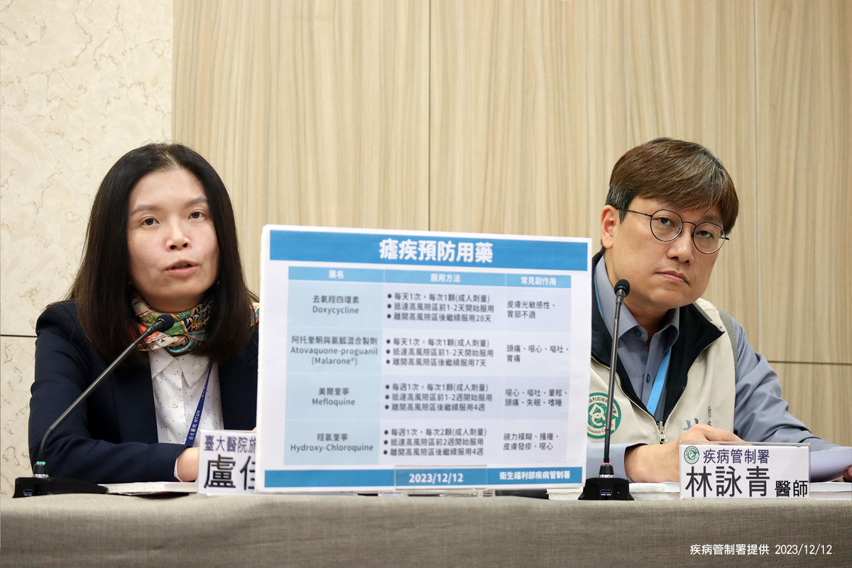 台大醫院旅遊醫學教育訓練中心盧佳文執行長，向規劃出國旅遊國人說明出國前、中、後應防範各種傳染病。 圖：疾管署／提供