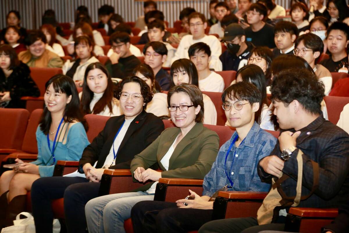 蕭美琴赴政大與青年學生座談。 圖：賴清德競總提供