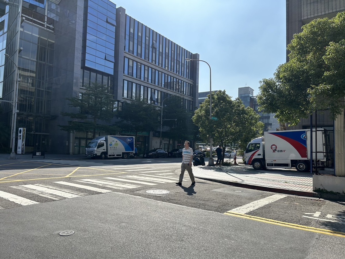 天氣風險公司分析師柯聿寧表示，今天下半天風向轉為偏東風後，大台北西半側地區天氣將逐漸好轉回溫，高溫可回到23至24度。 圖：林岑韋／攝