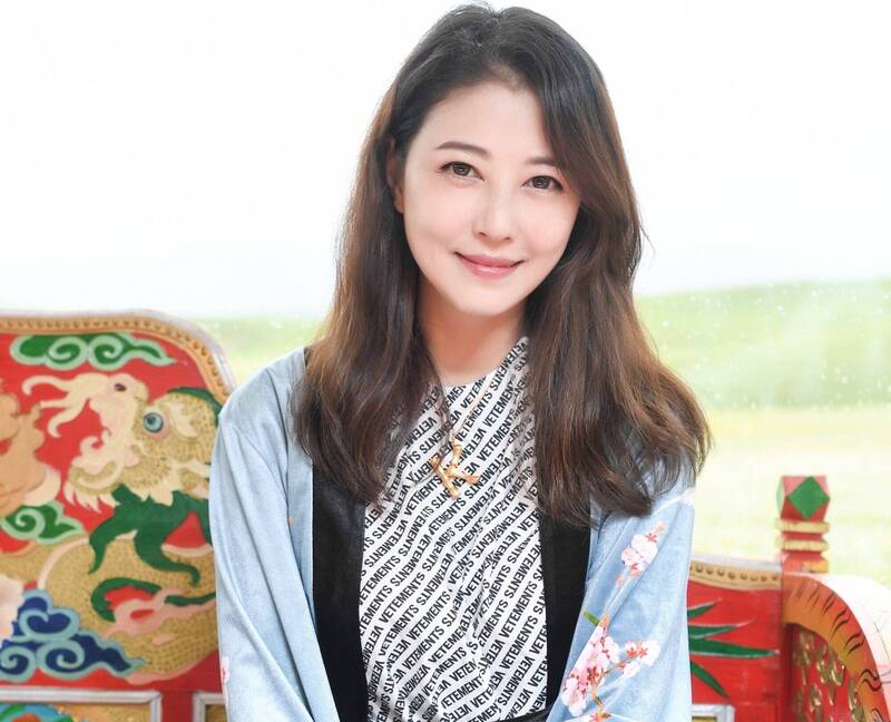 香港藝人周海媚於12月11日因病離世，享年57歲。她曾有系統性紅斑性狼瘡的病史，讓該病引發熱議。 圖：翻攝自微博