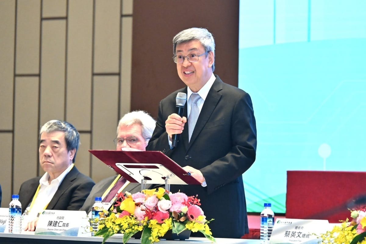 行政院長陳建仁今（13）日陪同蔡英文總統出席「2023行政院科技顧問會議開幕典禮」。 圖：行政院提供