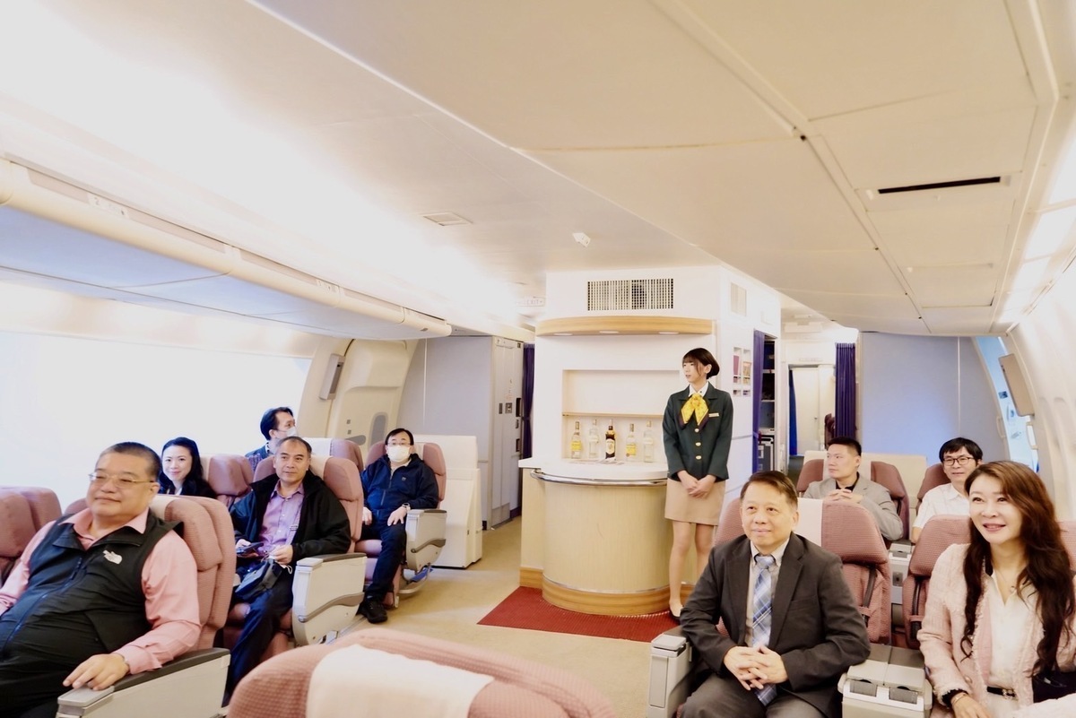 高雄空大團隊參觀高餐大模擬客艙教室。 圖：高雄市立空中大學/提供