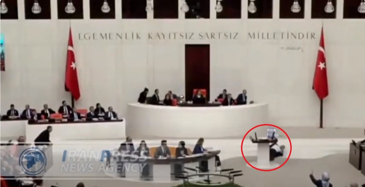 在說完「以色列將受真主懲罰」後，倒地不起的土耳其議員比特梅茲(Hasan Bitmez)。 翻攝自YouTube頻道 IPNA