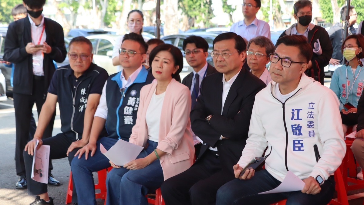 王育敏在台中數度想發言。 江啟臣服務處/提供