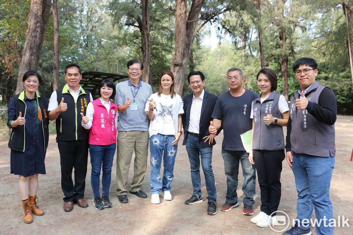 知名實境節目「歡迎光臨第二季」預計將在漁光島拍攝，且將會搭設貨櫃屋，立委林俊憲出面整合各事權單位，爭取拍攝後將貨櫃屋保留，讓現有露天商販進駐，維持景區美觀，也免於重複施工。 圖：黃博郎／攝