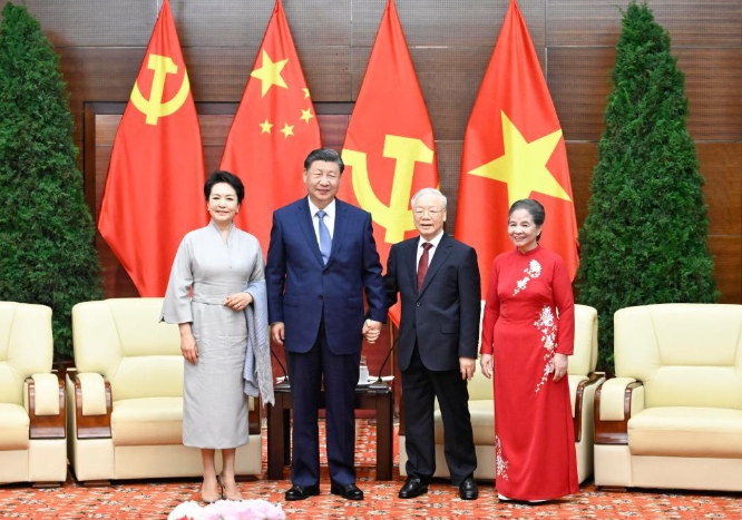 習近平和夫人彭麗媛在河內國家會議中心同阮富仲夫婦合影，兩人還手握手表示親密。 圖：翻攝自新華社