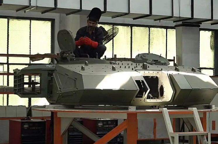 巴基斯坦軍隊本計畫裝備 700輛 左右的 VT-4 坦克，以抗衡印度陸軍的 T-90 坦克。圖為巴基斯坦的塔克西拉重工坦克工廠。 圖：翻攝自皇家橡樹