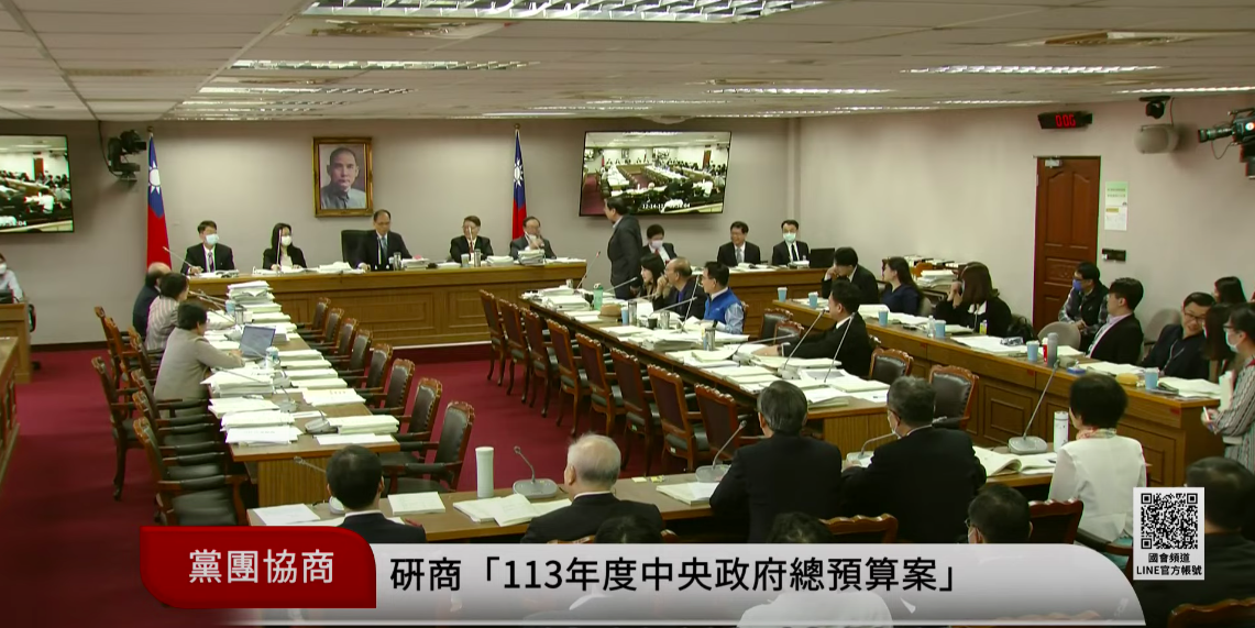 立法院今(14)日持續進行明年總預算朝野協商，因游錫堃一句「公道話」，曾銘宗起立敬禮。 圖：翻攝自國會頻道