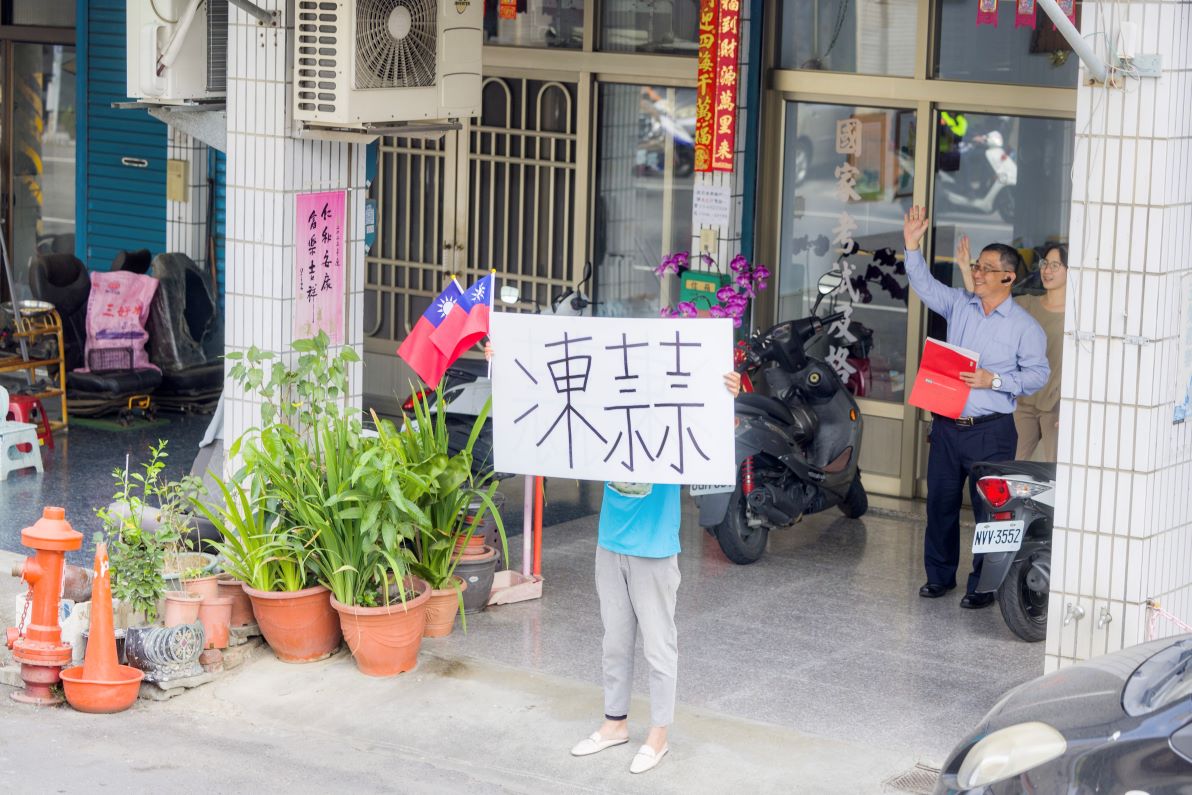 支持者手寫「凍蒜」牌子力挺侯友宜。 圖：國民黨高雄市黨部/提供