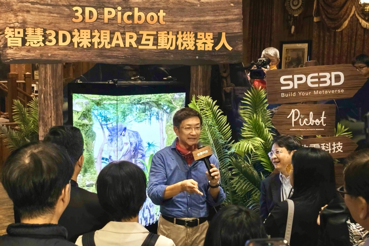 啟雲科技董事長丘立全介紹展示最新研發產品「3D Picbot」 圖：啟雲科技提供
