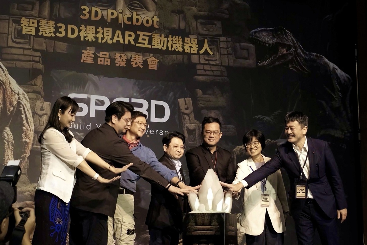 (圖由左至右)台北科技大學元宇宙XR研發中心曹筱玥教授、六福村主題遊樂園葉忠岳總經理、啟雲科技董事長暨執行長丘立全、友達光電股份有限公司智慧零售事業群楊本豫總經理、經濟部產業發展署電子資訊組吳洋佑科長、資策會數位轉型研究院楊惠雯主任、創利空間股份有限公司林培弘董事長共同參與「3D Picbot」啟動儀式。 圖：啟雲科技提供
