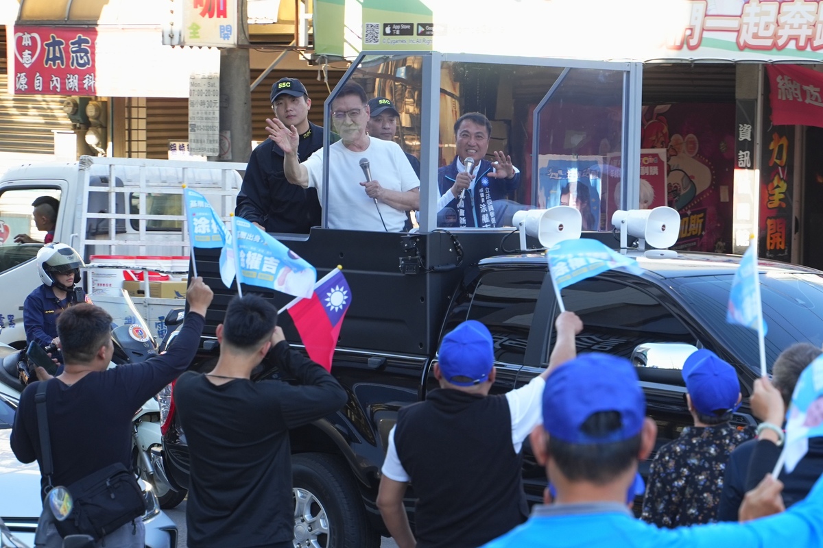 趙少康全國車掃首站從楊梅出發，陪同桃市第二選區立委候選人涂權吉掃街拜票。 圖：國民黨桃園市黨部/提供