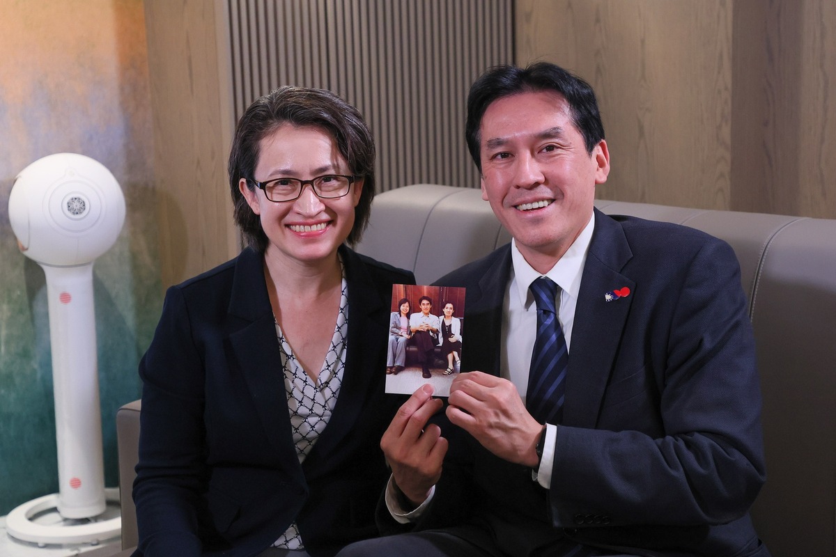 民進黨副總統候選人蕭美琴在接受資深媒體人黃暐瀚專訪時，掏出「老照片」作爲兩人許久不見的見面禮。 圖： 黃暐瀚 提供