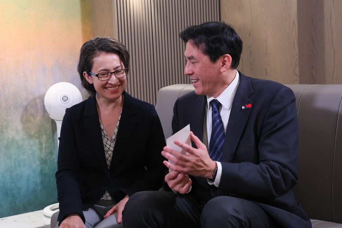 照片是2000年時，跑新聞的黃暐瀚與身爲前總統陳水扁競選總部成員蕭美琴的青澀合影。 圖： 黃暐瀚 提供