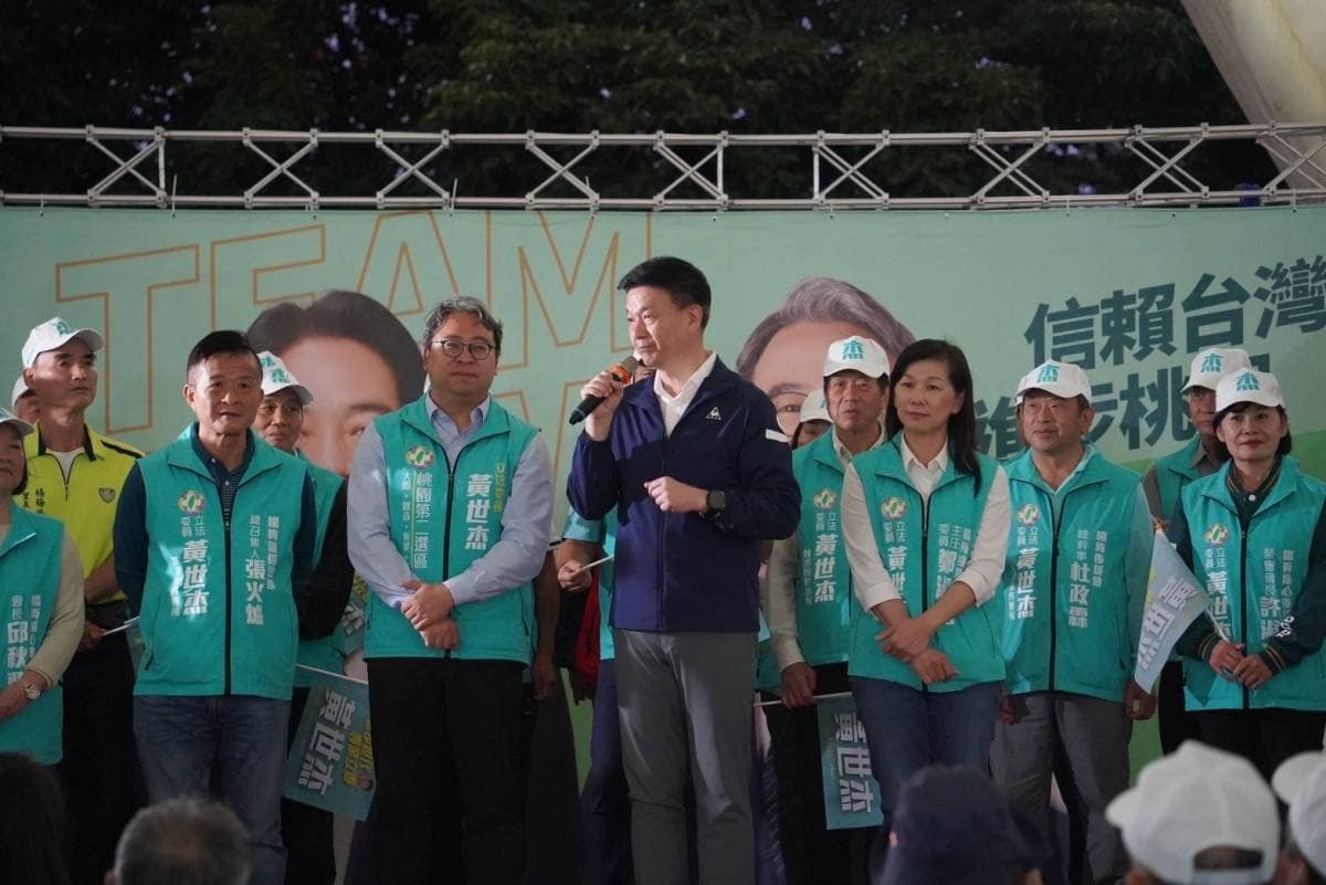 具深藍背景的無黨籍桃園市議員于北辰（前），近來頻頻為綠營立委侯選人站台，深得民眾支持。 圖：翻攝自于北辰在桃園臉書