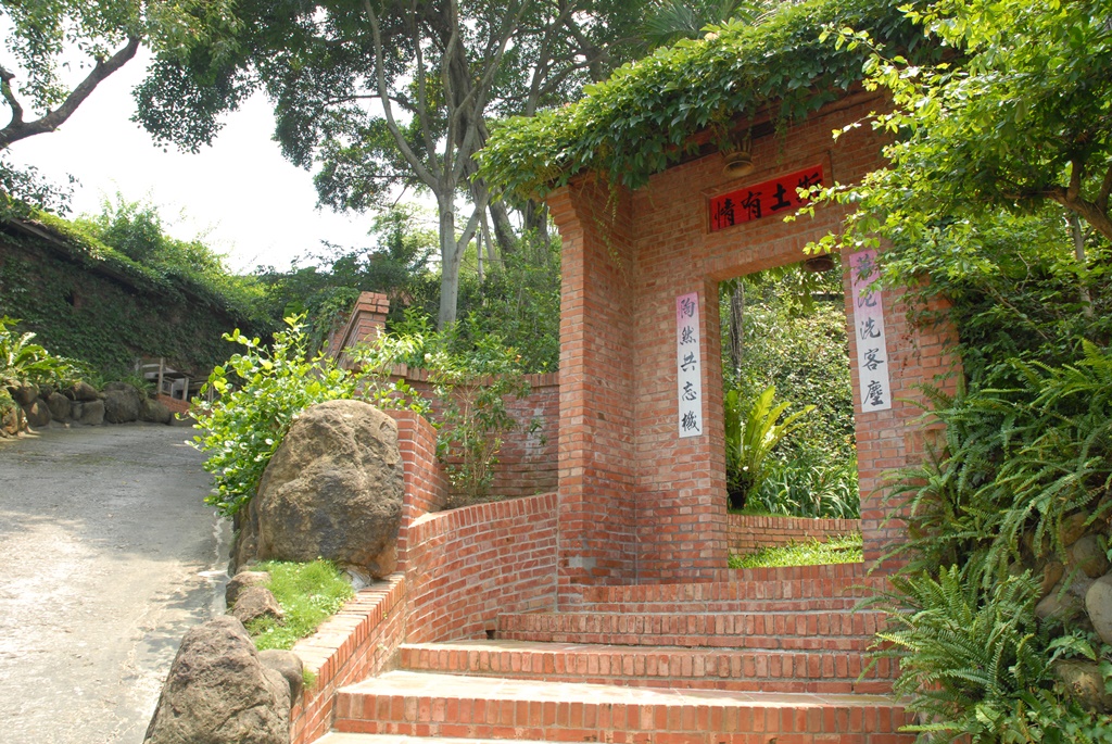 苗栗縣華陶窯窯主、前立委陳文輝，他生前打造融合花、陶、窯、景的台灣人文園林，長期深耕在地文化，並曾獲頒文化部「文協獎章」。 圖:邱萬興拍攝