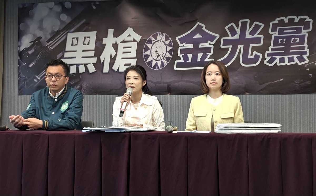 民主進步黨15日公佈議題CF「黑槍•金光黨」，出席（左起）包括副秘書長黃建嘉、發言人林楚茵及戴瑋姍。 圖：民進黨提供