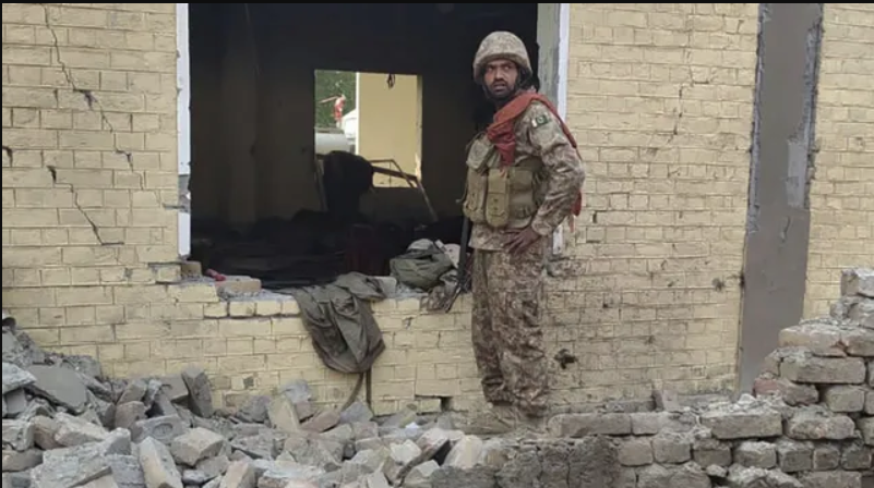 巴基斯坦西北部的開伯爾-普什圖省（Khyber Pakhtunkhwa）一座被軍方用作軍營的警察局遭到自殺式爆炸襲擊。 圖 : 翻攝自騰訊網