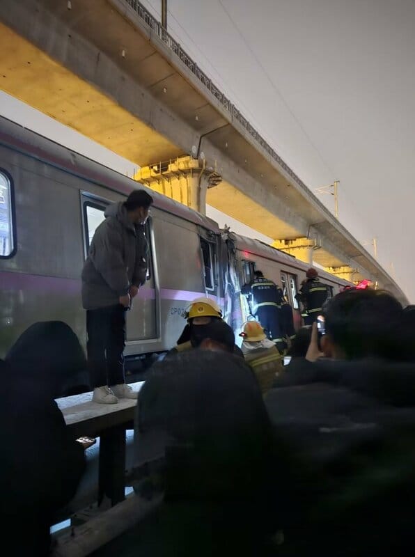 事故發生後警消嘗試切割事故車體，現場民眾圍觀。 圖：翻攝自李老師不是你老師X帳號