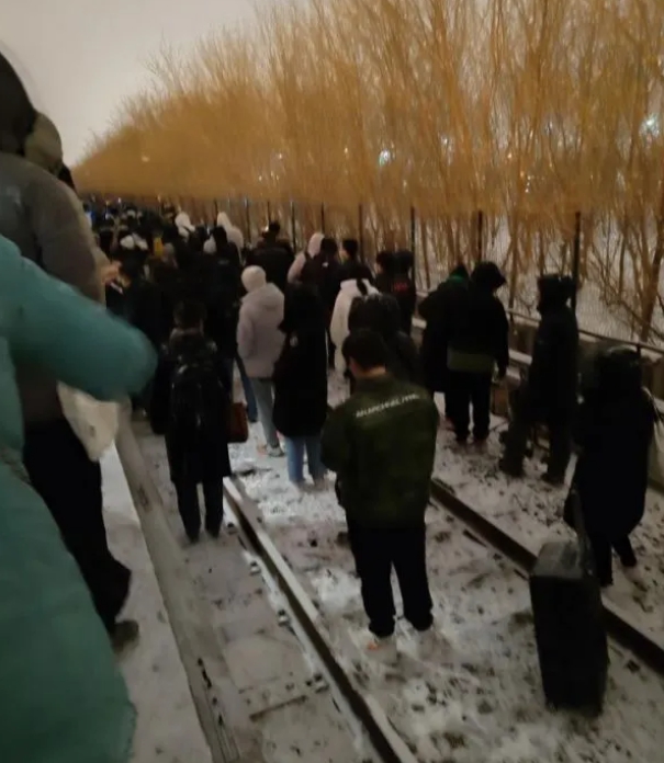 北京地鐵發生追尾事故後，乘客紛紛下車步行脫困。 圖 : 翻攝自微博
