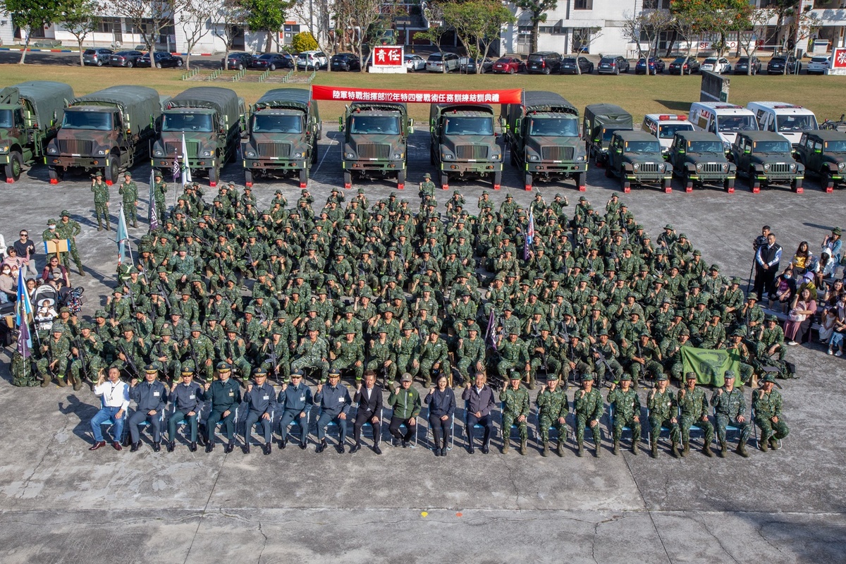 總統蔡英文15日與陸軍特四營官兵合影，左下角看得到藝人邰智源也入鏡。 圖：總統府提供