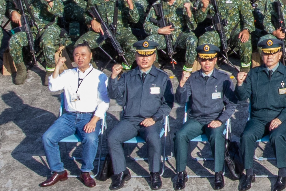 總統蔡英文15日與陸軍特四營官兵合影，左下角看得到藝人邰智源也入鏡 圖：總統府提供