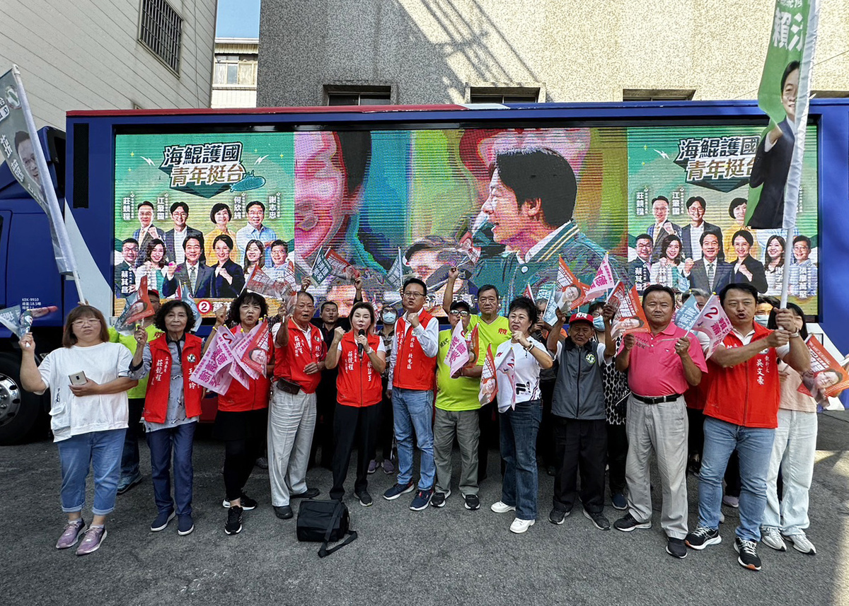 「護國海鯤號」駛抵莊競程競選總部。  莊競程競選總部/提供