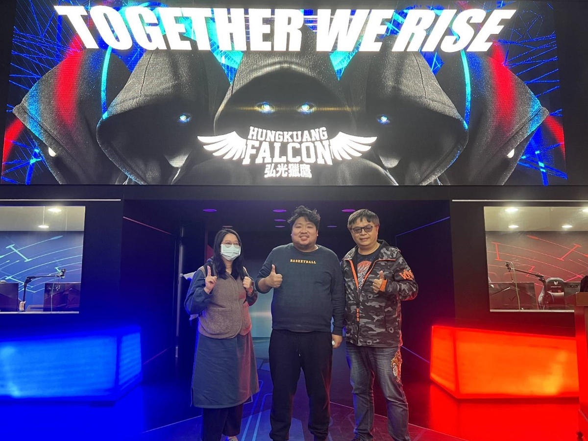亞洲「統神」張嘉航(中)多次造訪弘光科大電競館。 弘光科大/提供