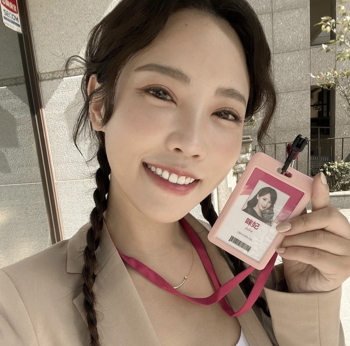 咪妃分享自己化身「最美外送員」的模樣。 圖：翻攝自咪妃IG