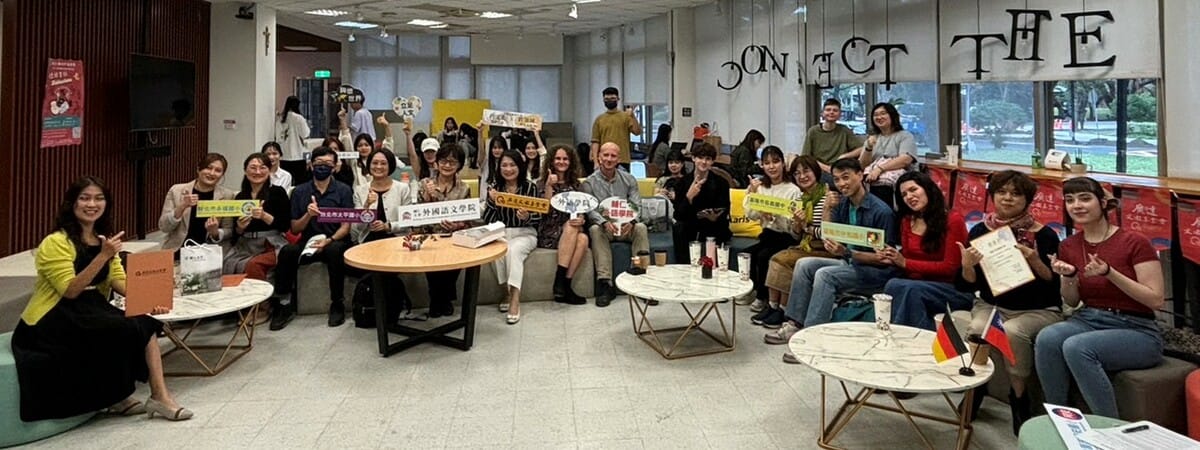 「廣達國際文化大使」徵選來自德、日、波蘭、俄羅斯、祕魯五個國家五位學生，進入中小學校園與師生進行深度交流，圖為2023廣達文化大使大合照。 圖：廣達文教基金會/提供