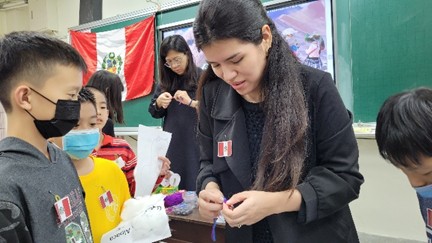 祕魯文化大使Valery帶小朋友認識祕魯羊駝的種種奧秘。 圖：廣達文教基金會/提供