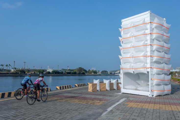 草原市務所製作的作品「兩百萬克與兩百克」。 圖：高雄市立美術館/提供