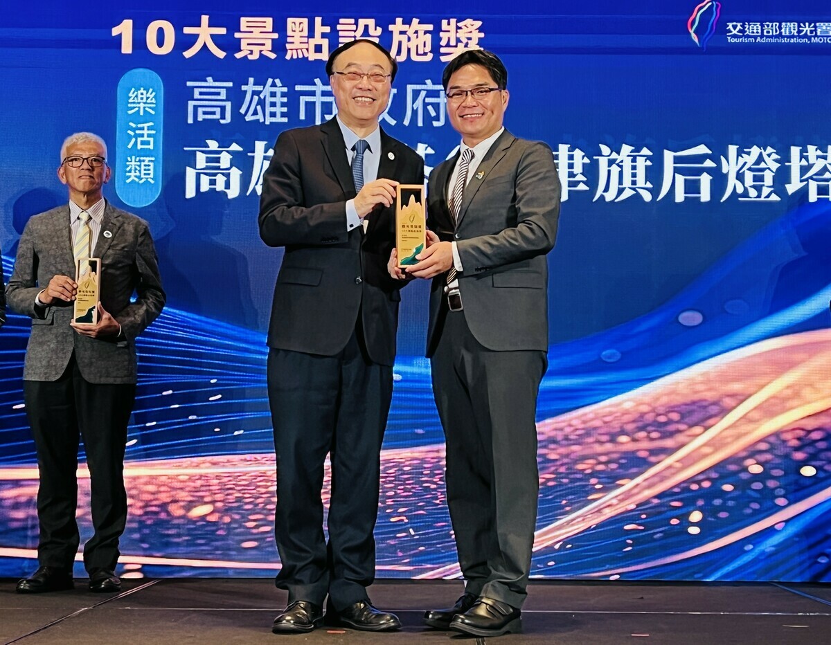 高市觀光局副局長孫春良(右)代表領獎。 圖：高雄市觀光局/提供
