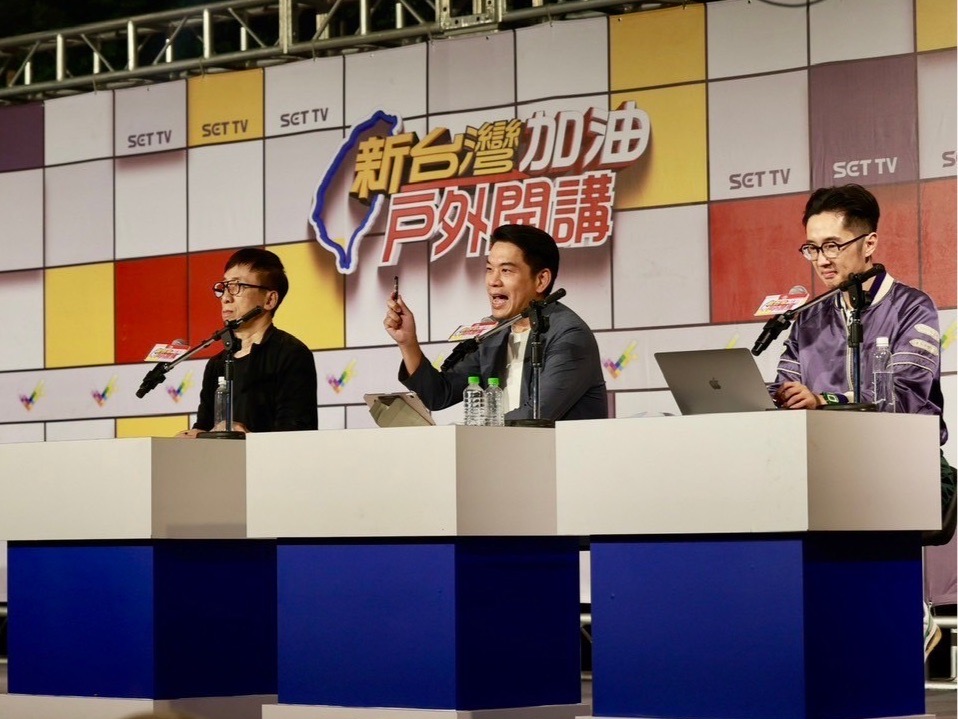 李柏毅(中)呼籲「選對的人、走對的路」。 圖：李柏毅競總/提供