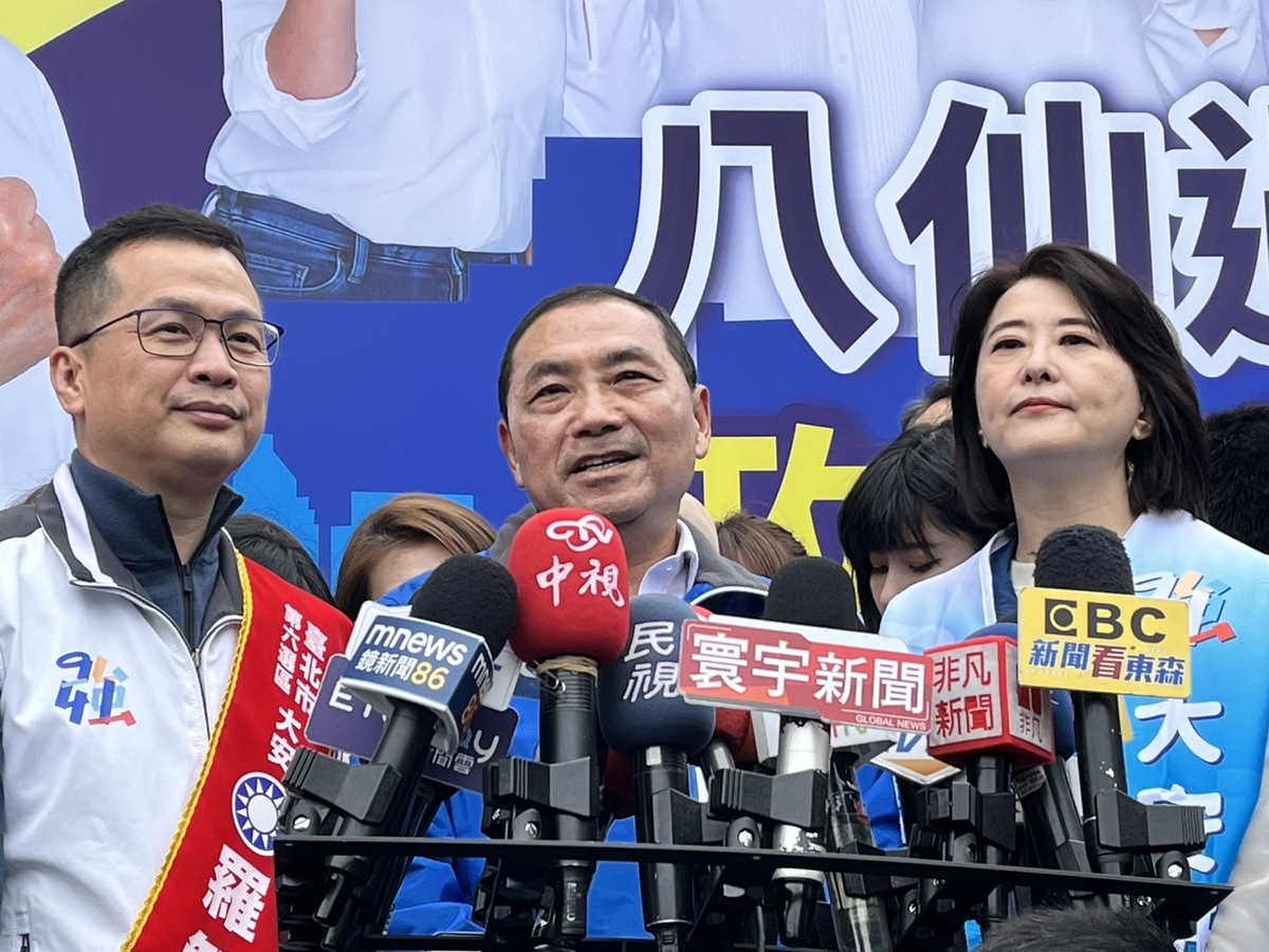 國民黨總統候選人侯友宜（中）、國民黨立委候選人羅智強（左）、王鴻薇（右）。 圖：金大鈞 / 攝（資料照）