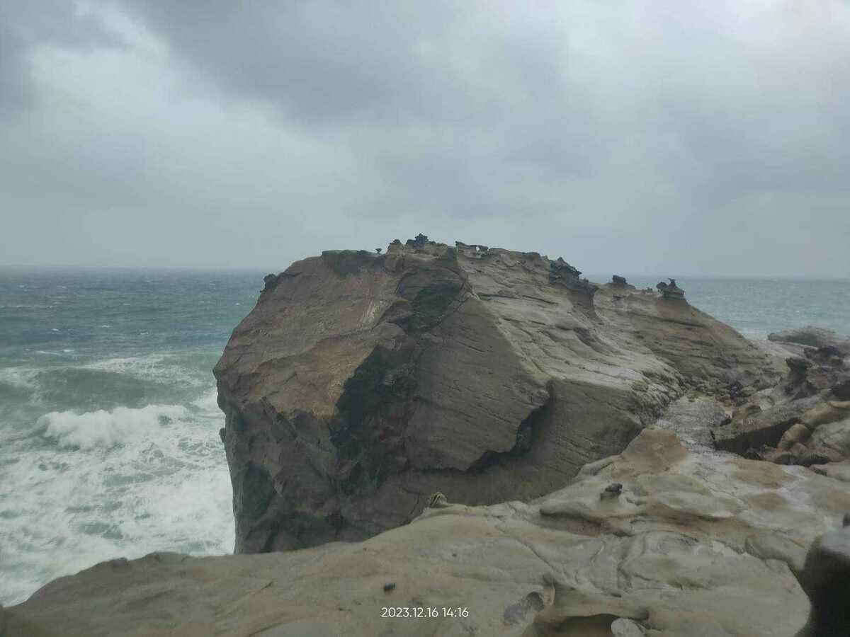 今天下午2時左右，疑似因海浪拍打，導致象鼻岩鼻子突然崩落。 圖：瑞芳區公所／提供