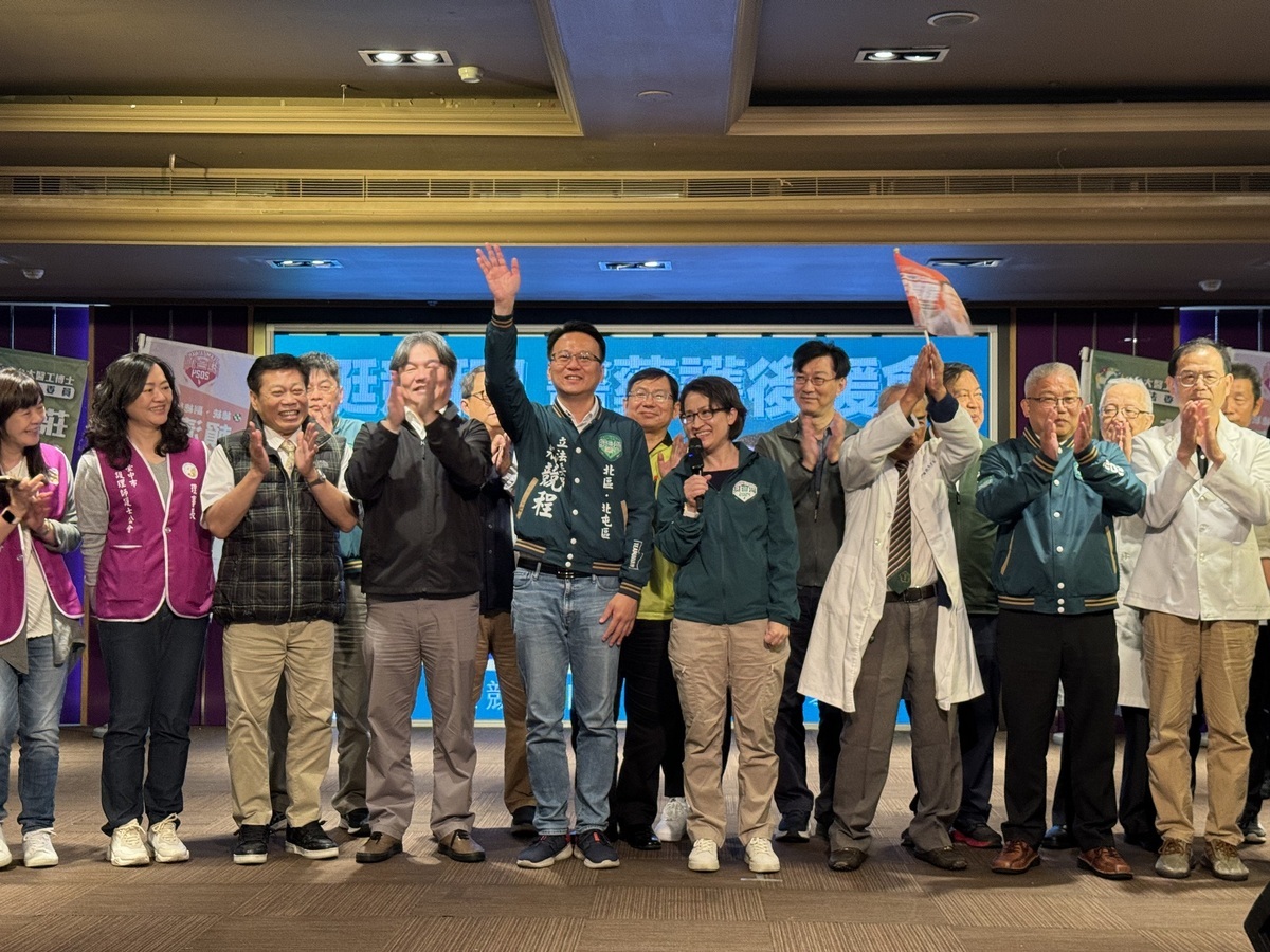 蕭美琴說，台灣需要要像莊競程這樣專業的醫療人才，繼續留在國會。 莊競程競總/提供