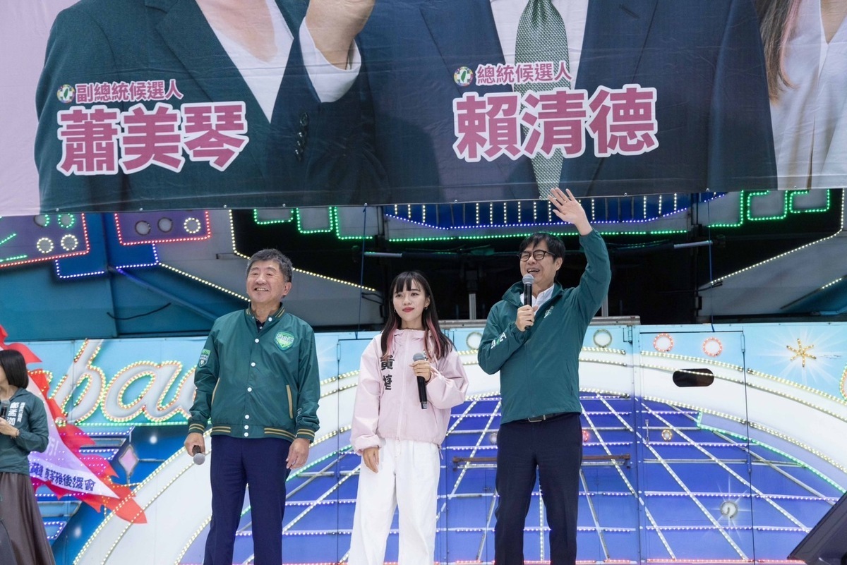 陳其邁(右)、陳時中(左)為黃捷(中)站台。 圖：黃捷競總/提供