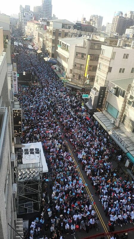 柯文哲和民眾黨不分區第二名黃國昌在臉書PO出台南造勢空拍畫面。 圖：翻攝黃國昌臉書