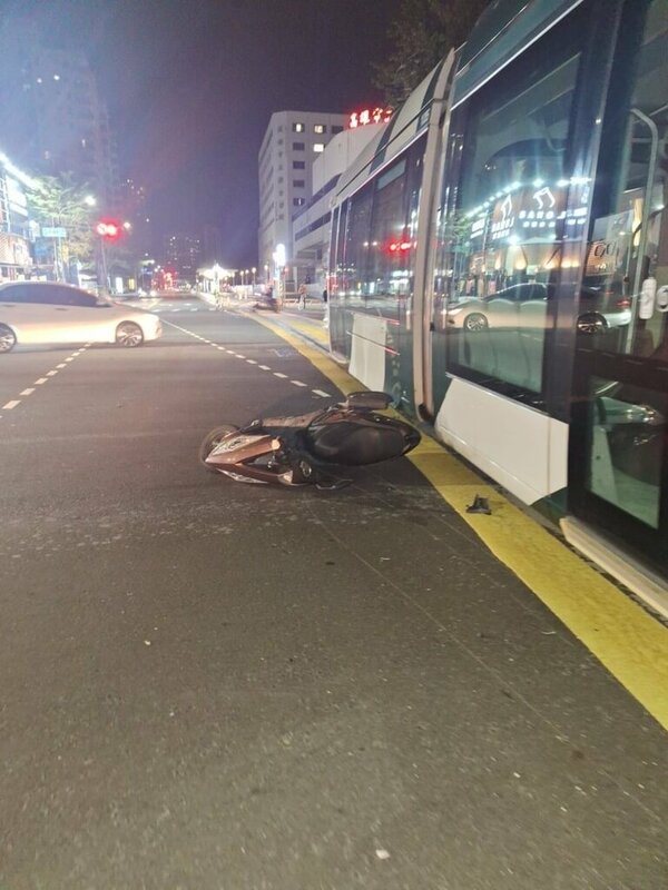 高雄輕軌列車昨晚11時許行經美術館路時與機車騎士擦撞。 圖/警方提供（中央社）