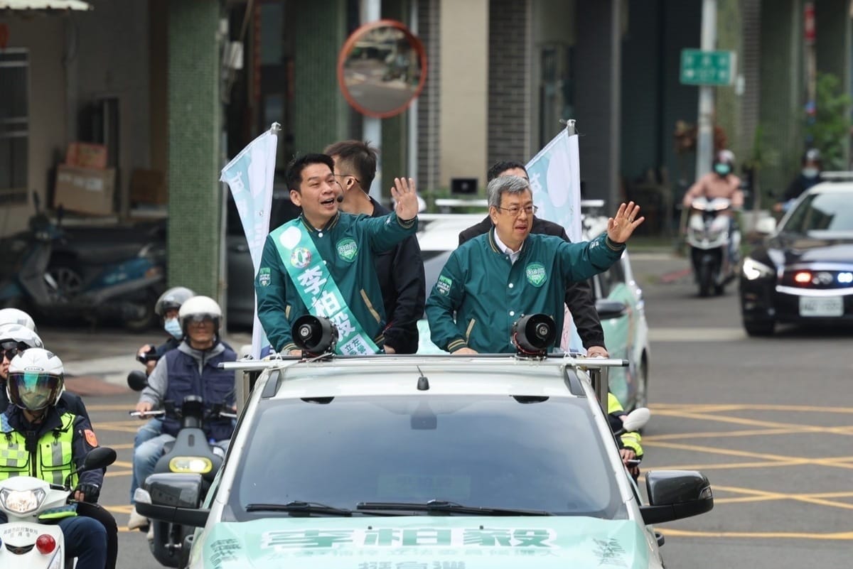 陳建仁(右)冒雨陪李柏毅(左)車掃。 圖：李柏毅競總/提供
