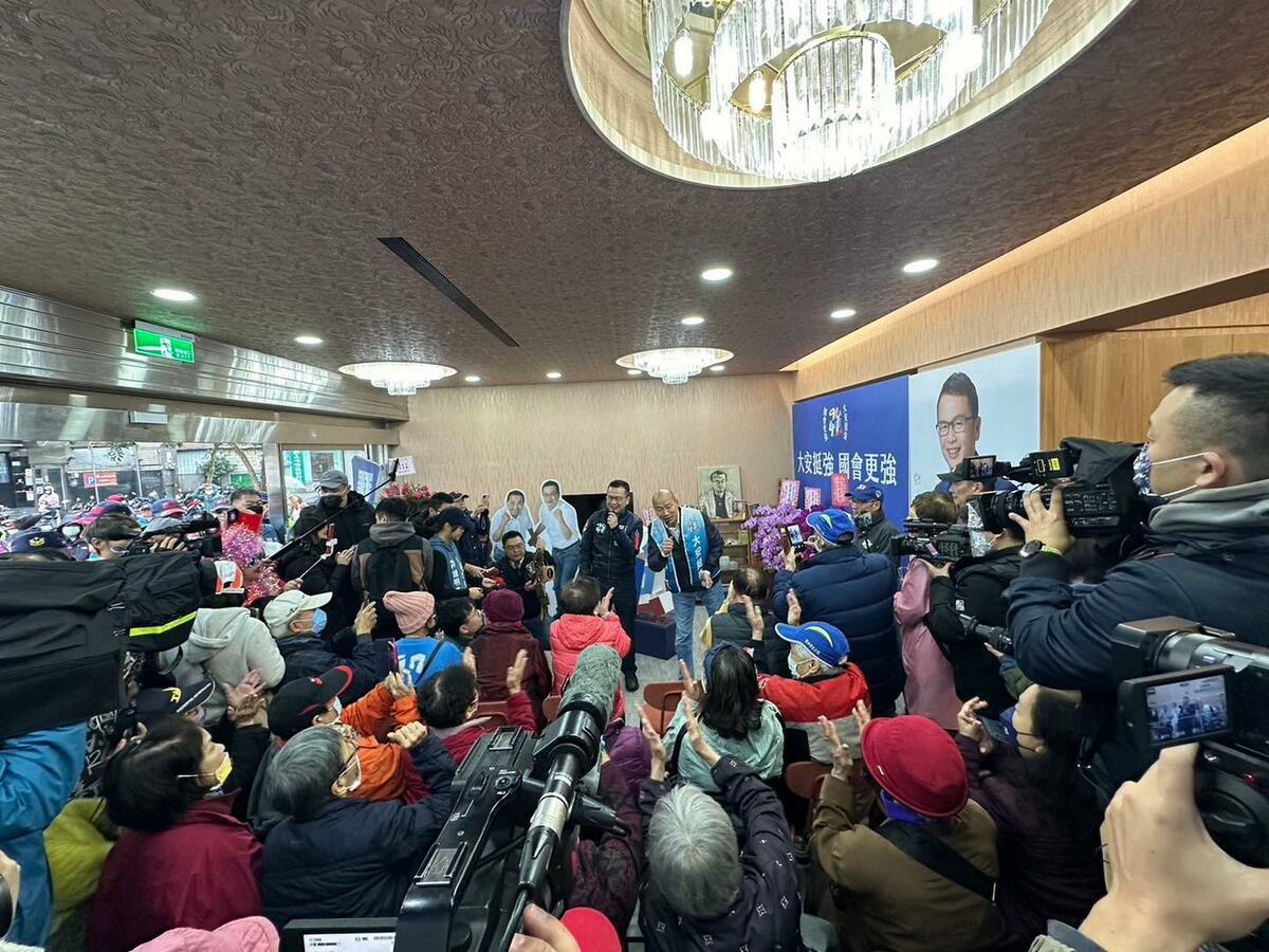 韓國瑜指出，過去 8 年讓大家深感厭倦，民進黨的貪汙程度嚴重，甚至連當初創立民進黨的元老們都紛紛出來指責，包括林正杰、許信良和施明德等人。 圖 : 翻攝自羅智強臉書