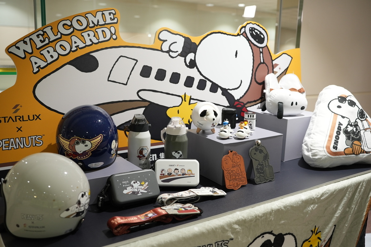 星宇航空表示，今日每位首航乘客皆可獲得SNOOPY硬殼收納包及與Jetfi美國1GB eSIM。 圖：星宇航空/提供
