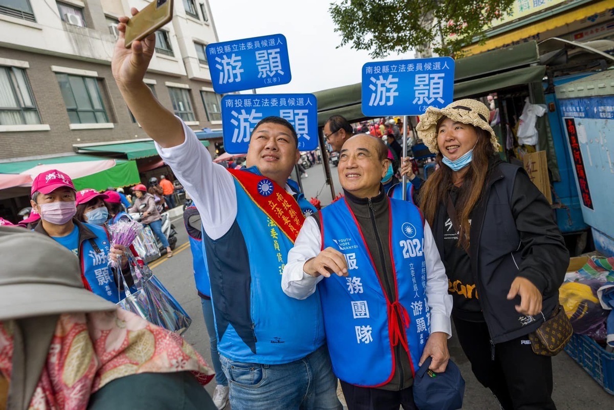 前立法院長王金平，今（17）日赴南投陪黨籍立委候選人游顥掃街拜票。 圖：取自游顥臉書