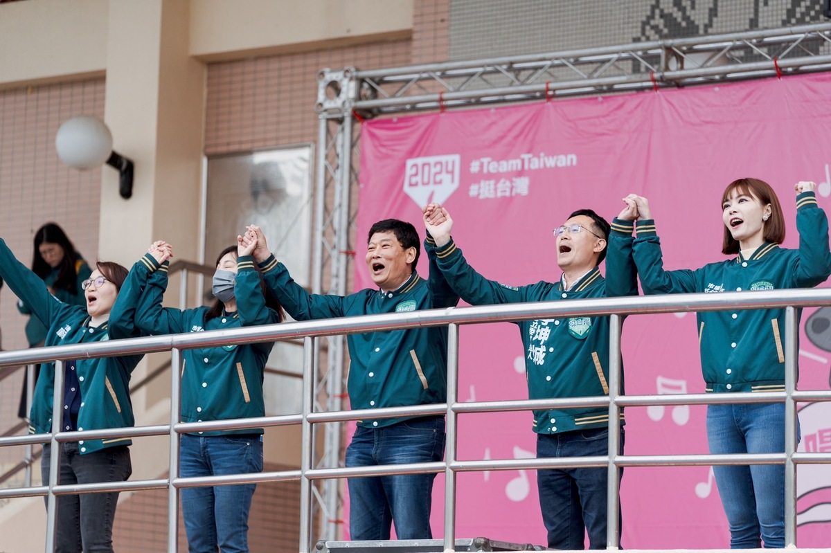 民進黨當地議員同樣出席此次活動，李坤城表示，拼台灣就從民主聖地三重出發，台灣要贏，總統要贏，三重一定要先贏。 圖：李坤城競總提供