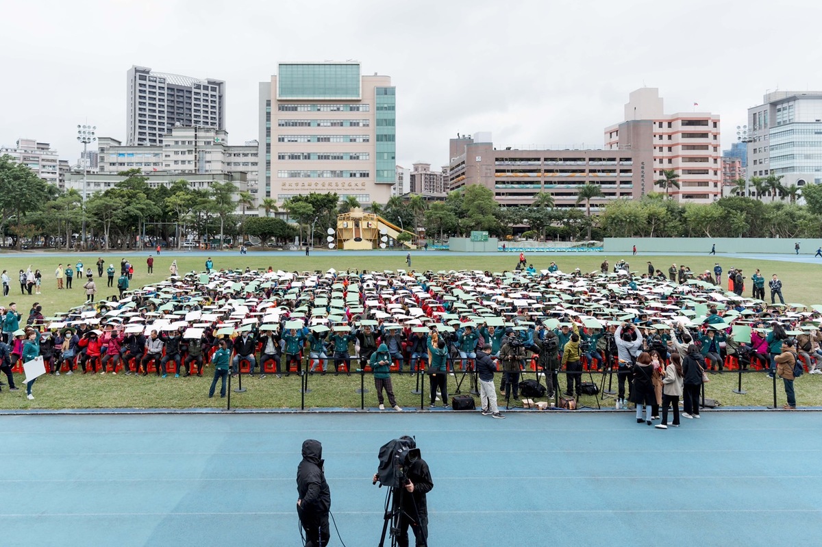 超過千位鄉親，活動中一起排出一個「WIN」字，象徵1月13日總統大選的勝利。 圖：李坤城競總提供