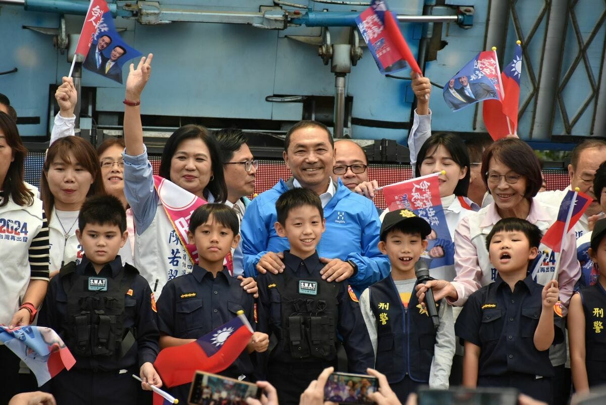 侯友宜(中)看到小小警察非常開心。 圖：孫家銘攝