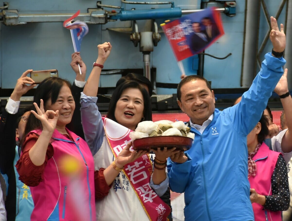 侯友宜(右)送上包子與粽子。 圖：孫家銘攝