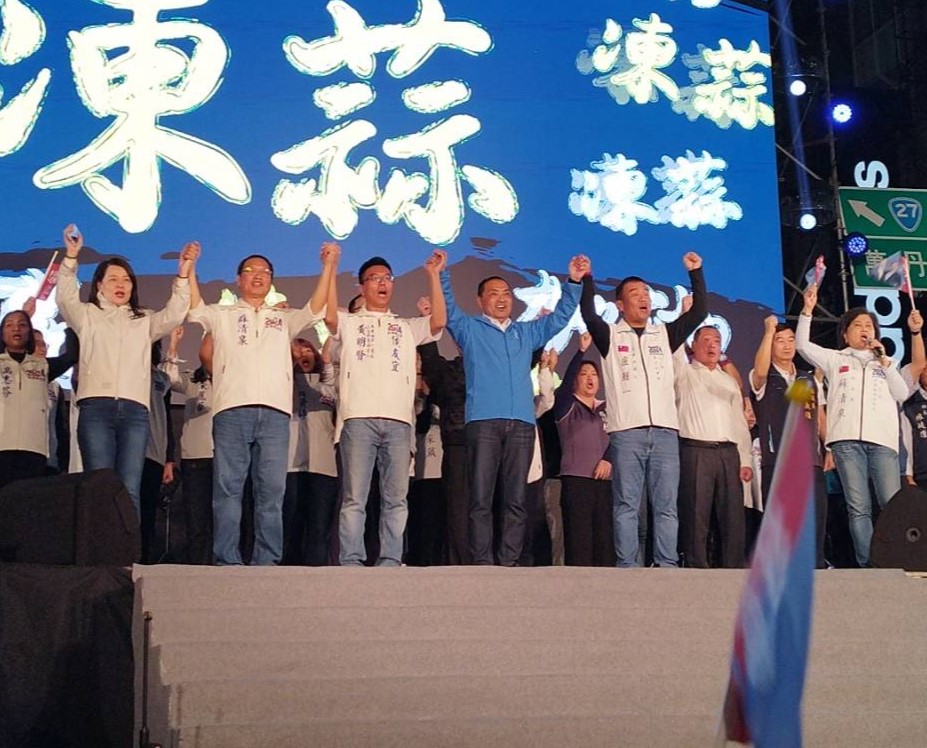 侯友宜(中)帶頭高喊凍蒜。 圖：孫家銘攝