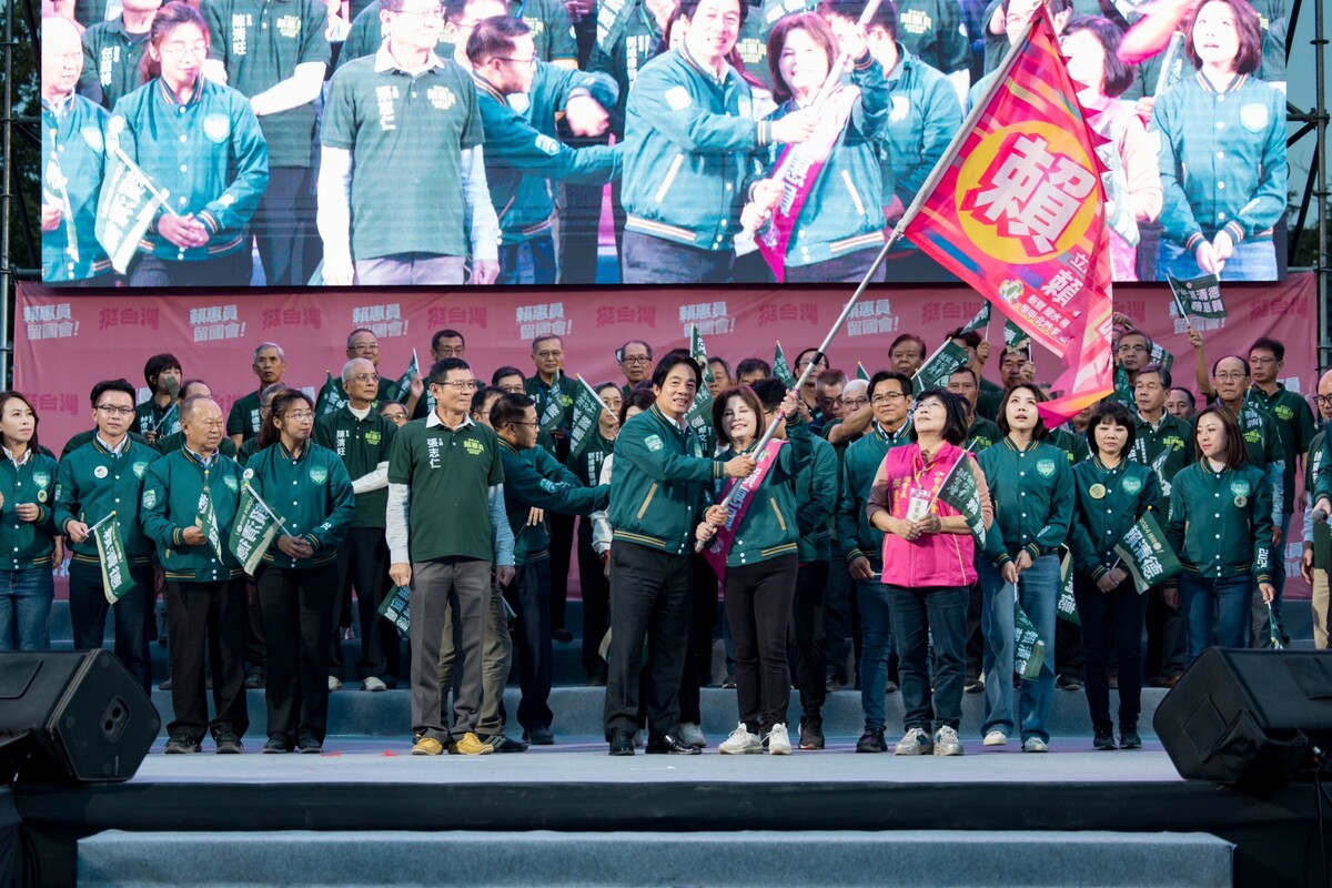 民主進步黨主席暨總統候選人賴清德今日（17）在台南行程滿檔，下午出席「賴清德、蕭美琴、賴惠員聯合競選總部成立大會」。 圖：賴清德競總提供